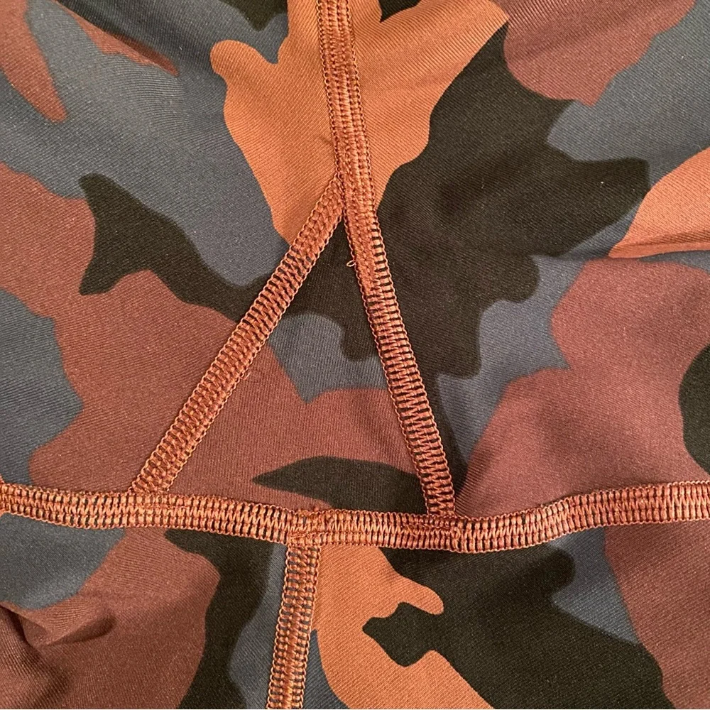 Lululemon Women’s Wunder Under Camouflage Leggings Size 14 Burgundy/Blue EUC